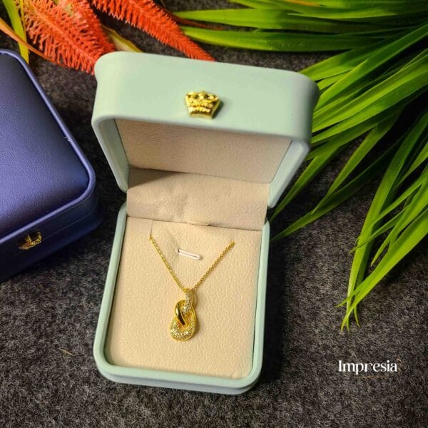 Gold Waterdrop Pendant Necklace