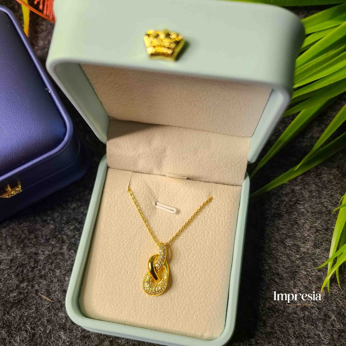 Gold Waterdrop Pendant Necklace